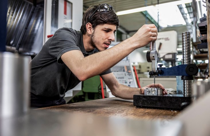 Produktionsmitarbeiter arbeitet präzise an Bauteil