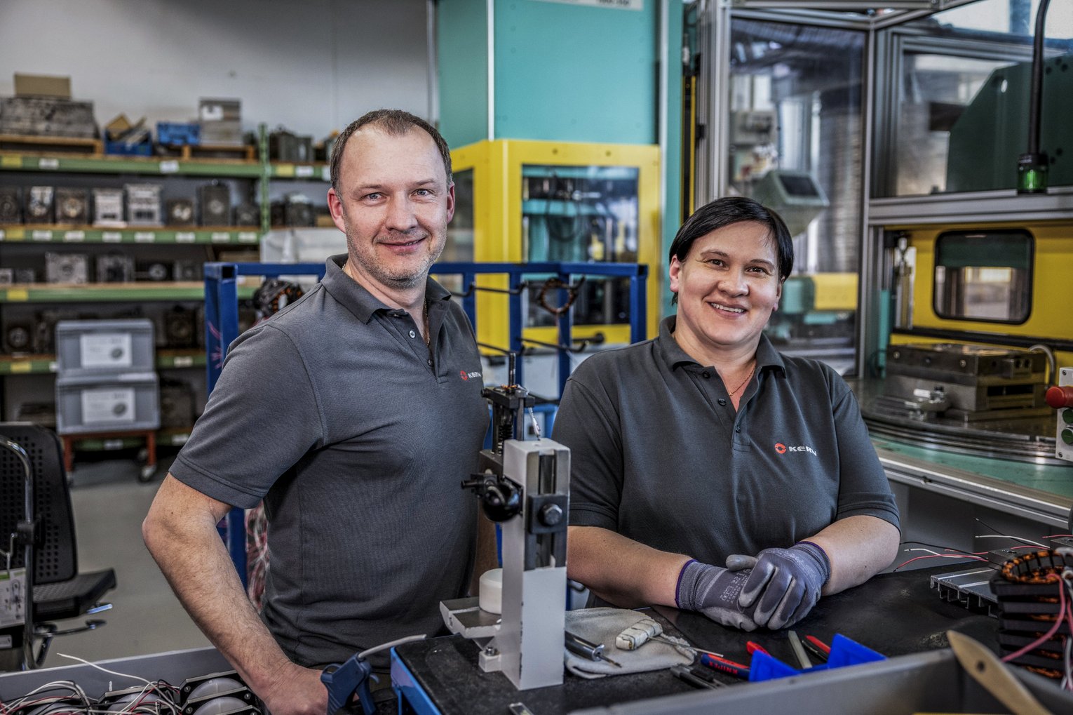 Zwei Produktionsmitarbeiter in der Produktion von Kern Antriebstechnik