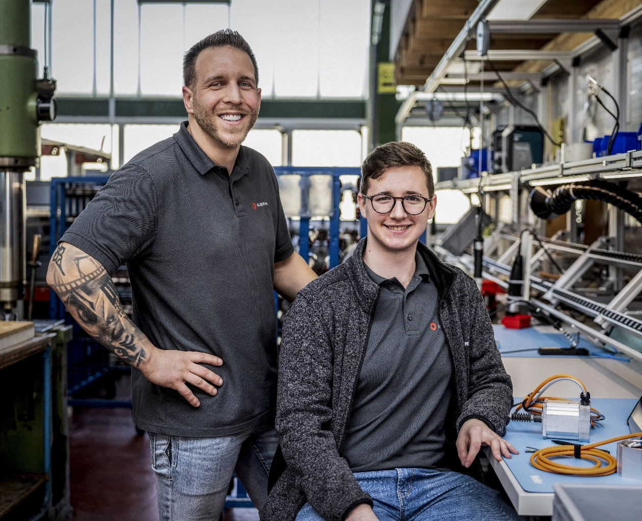 Zwei Mitarbeiter in der Produktion von Kern Antriebstechnik